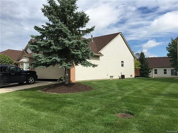 3rd image of 366 N Oak Dr #1
