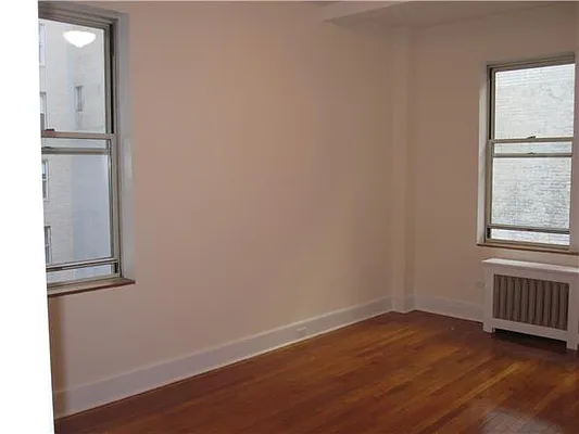 Rented by Siderow Residential Group | media 3