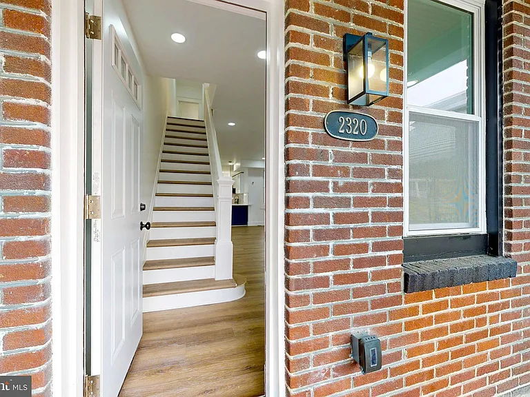 2320 W Lexington St — Photo 2