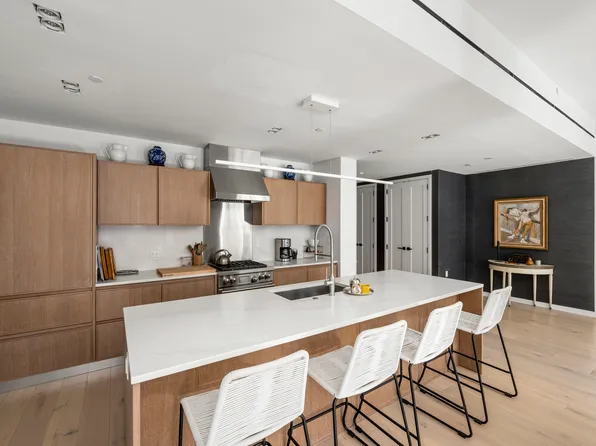 225 West 17th Street image 5 of 11