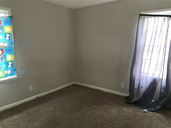 4th image of 208 Woodbridge Way