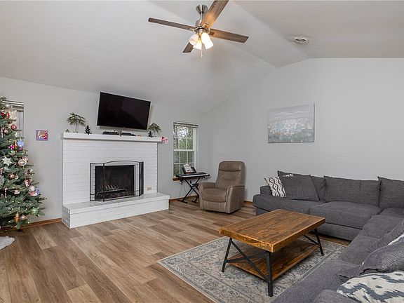 4th image of 2409 N Hampton Ct