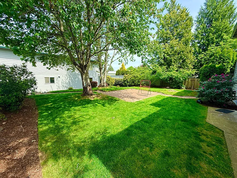 Large 980sq. 1 bedroom apartment with attached garage plus 1 parking space — Photo 4