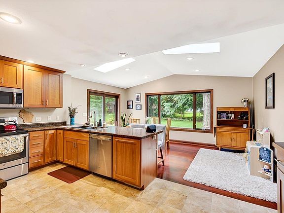 3rd image of 522 Charles Ln