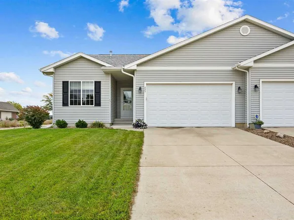 225 Ridgewood Dr, Hiawatha, IA 52233