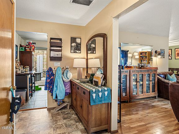 3rd image of 880 Lancaster Rd