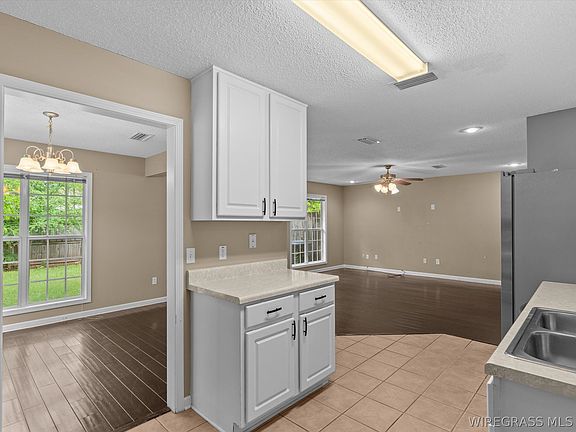 3rd image of 194 Commons Dr