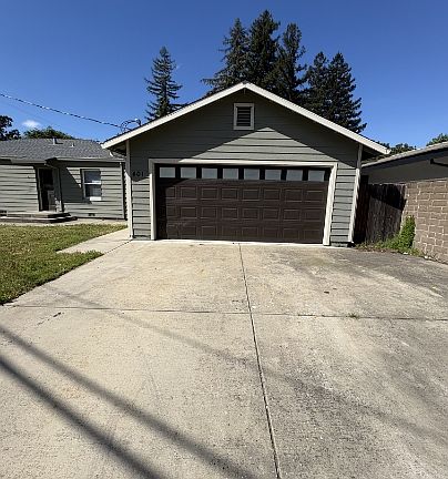 3rd image of 401 Ainsley Ave