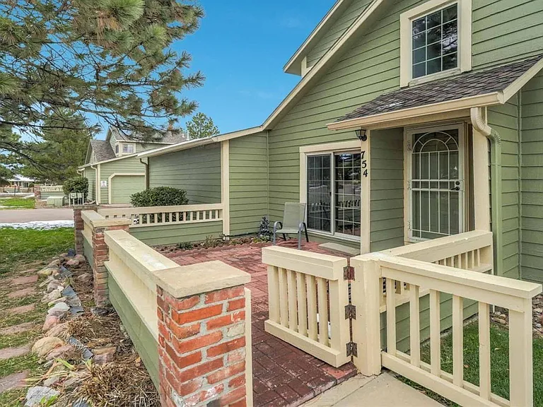 754 Crown Point Dr — Photo 2