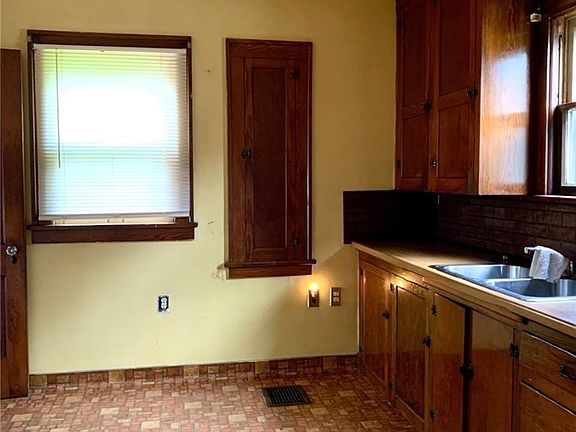3rd image of 2532 Hunter Ave