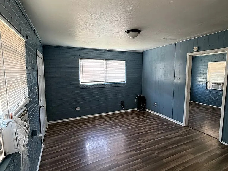 203 W Dove Ln — Photo 2