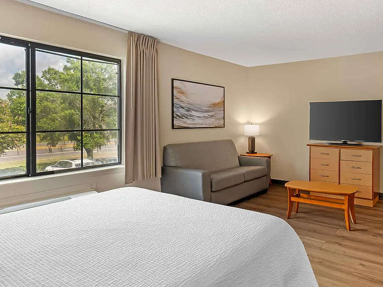 Deluxe Studio - 1 Queen Bed