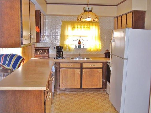 Lots of Kitchen Cabinets