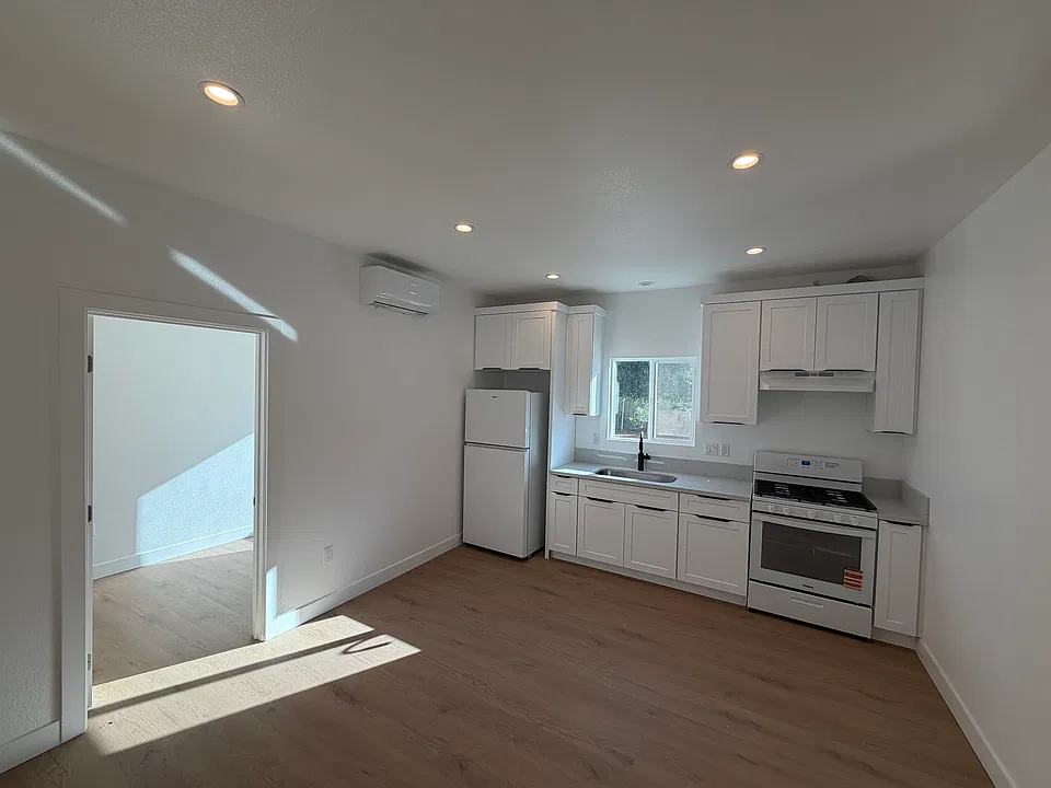1672 W 20th St #103