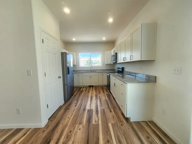 673 E Laporte Dr — Photo 2