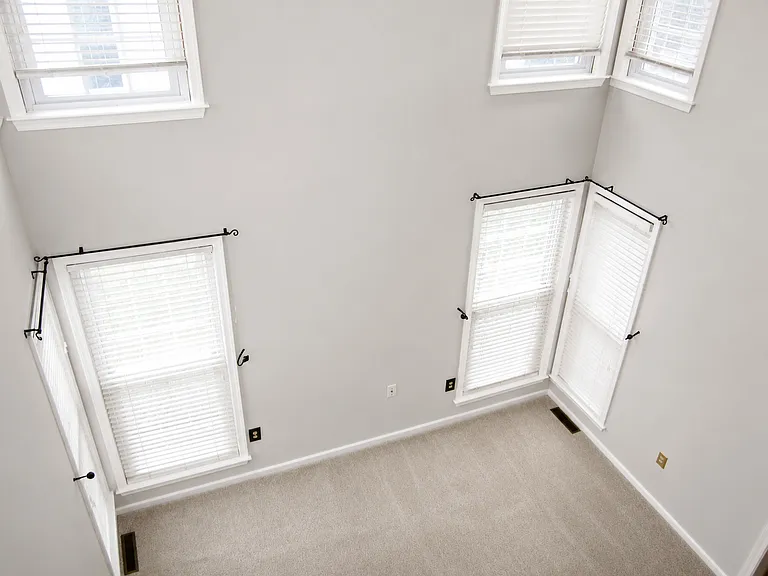 118 Henning Dr — Photo 3
