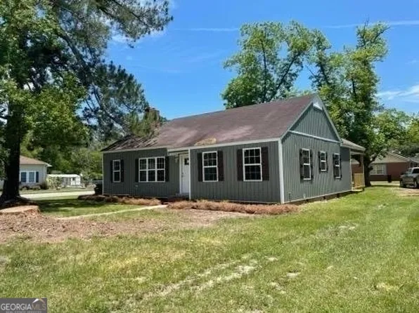 64 N Gill St, Hazlehurst, GA 31539