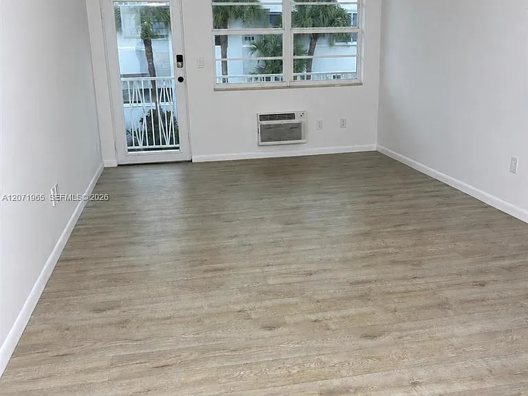 620 76th St #10 — Photo 3