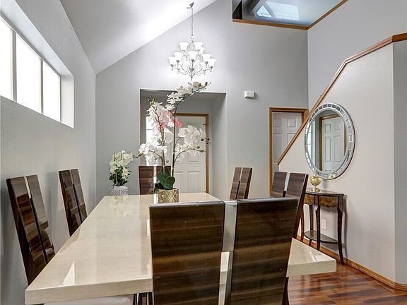 Dining area with its own character, complementing the living roomâ€™s style>