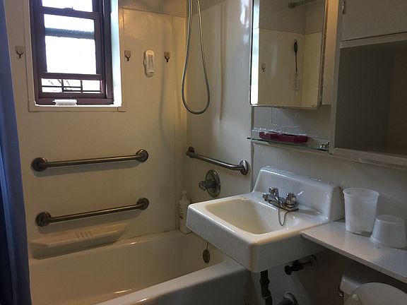 5th image of 65-22 Parsons Blvd #4FL
