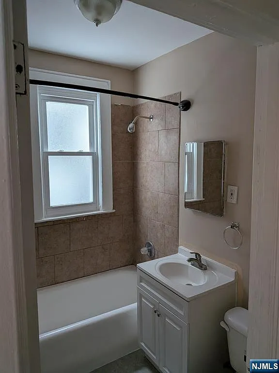 Building Photo - 32 Underwood St #32