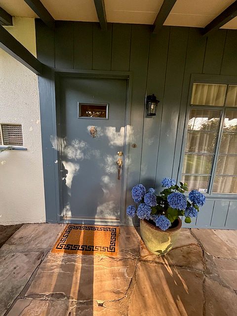 1st image of 850 Estrella Dr