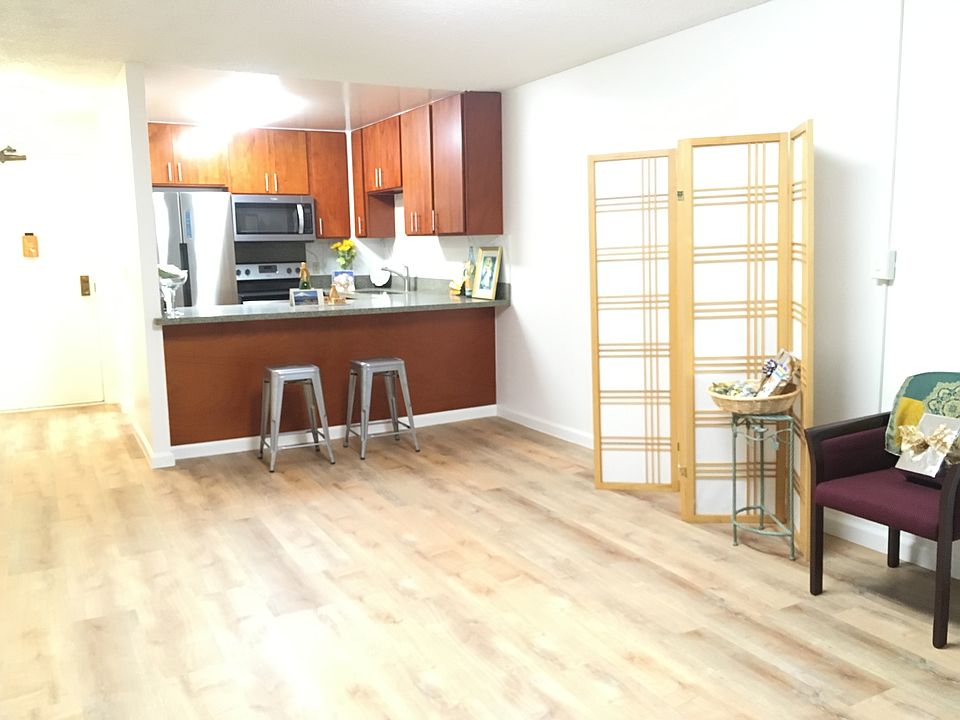 Unit w/secured parking stall