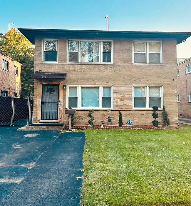 East Hazel Crest Gem - 3 Bedrooms & Private Laundry — Photo 1
