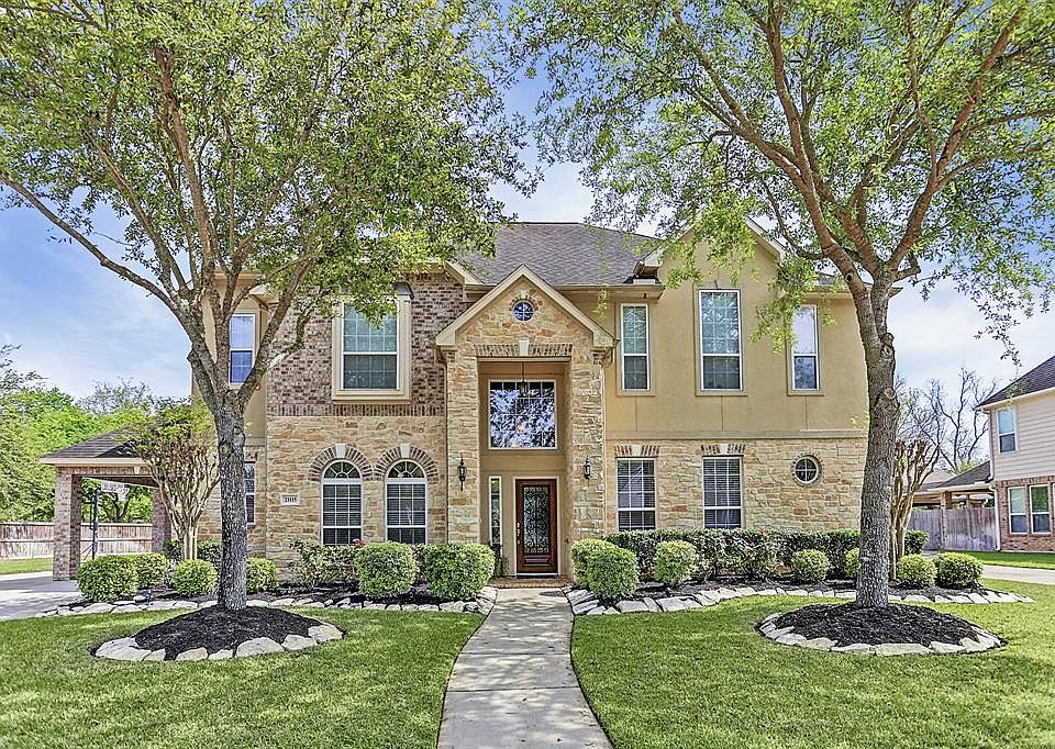 21115 Winding Path Way presented by Sara Nguyen
