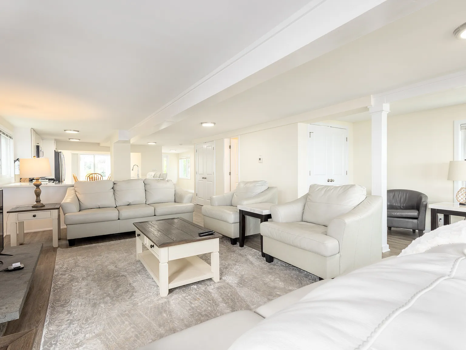5 bed, 2.5 bath, 2376 sqft, $9,000 — Photo 3