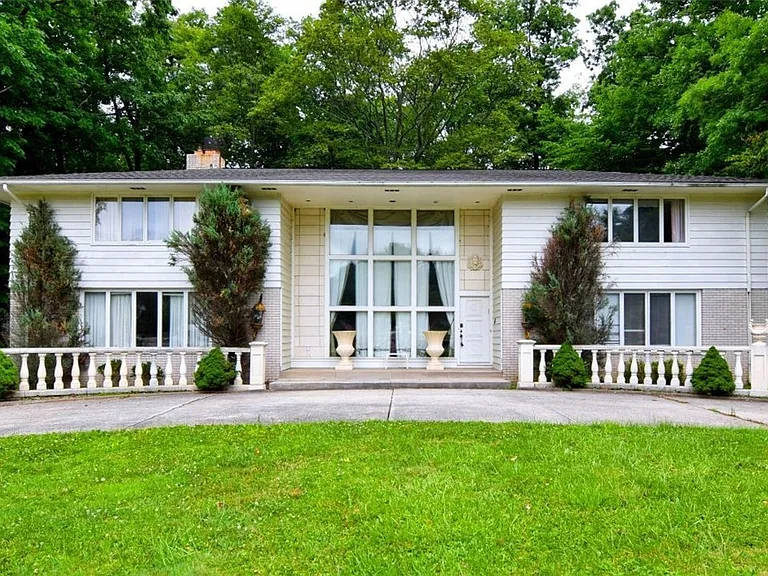 32049 Gates Mills Blvd — Photo 2