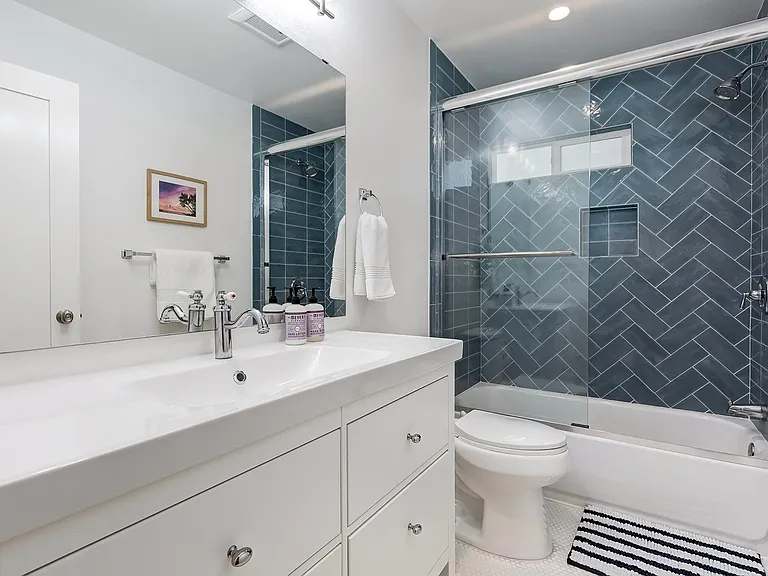 924 E Fairview Blvd — Photo 22