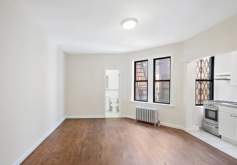 218 W 10th St #4G — Photo 2