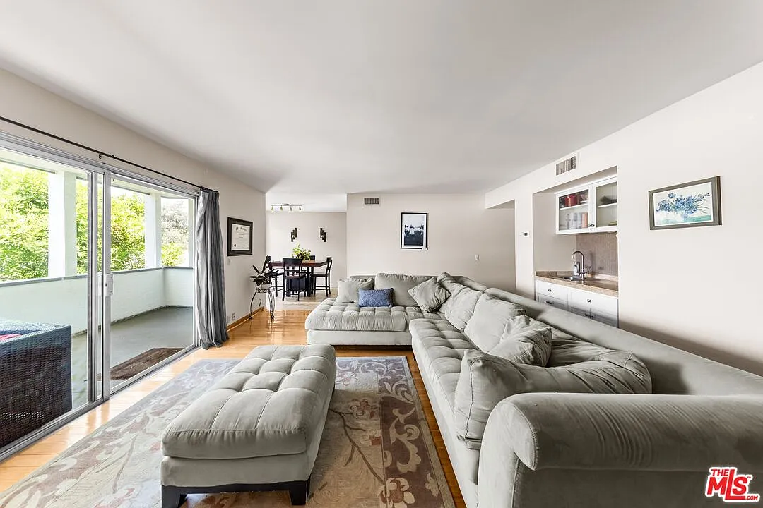 2 bed, 2.0 bath, 1310 sqft, $4,500 — Photo 2