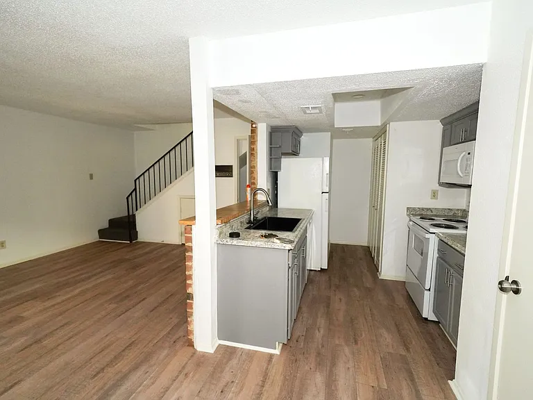 5670 Birchmont Dr #5670C — Photo 6