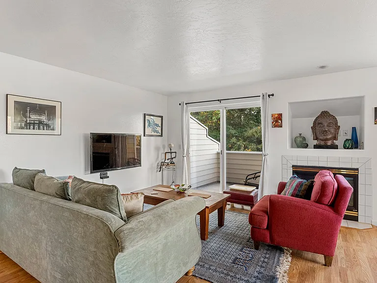 3810 Colony Oaks Dr — Photo 2
