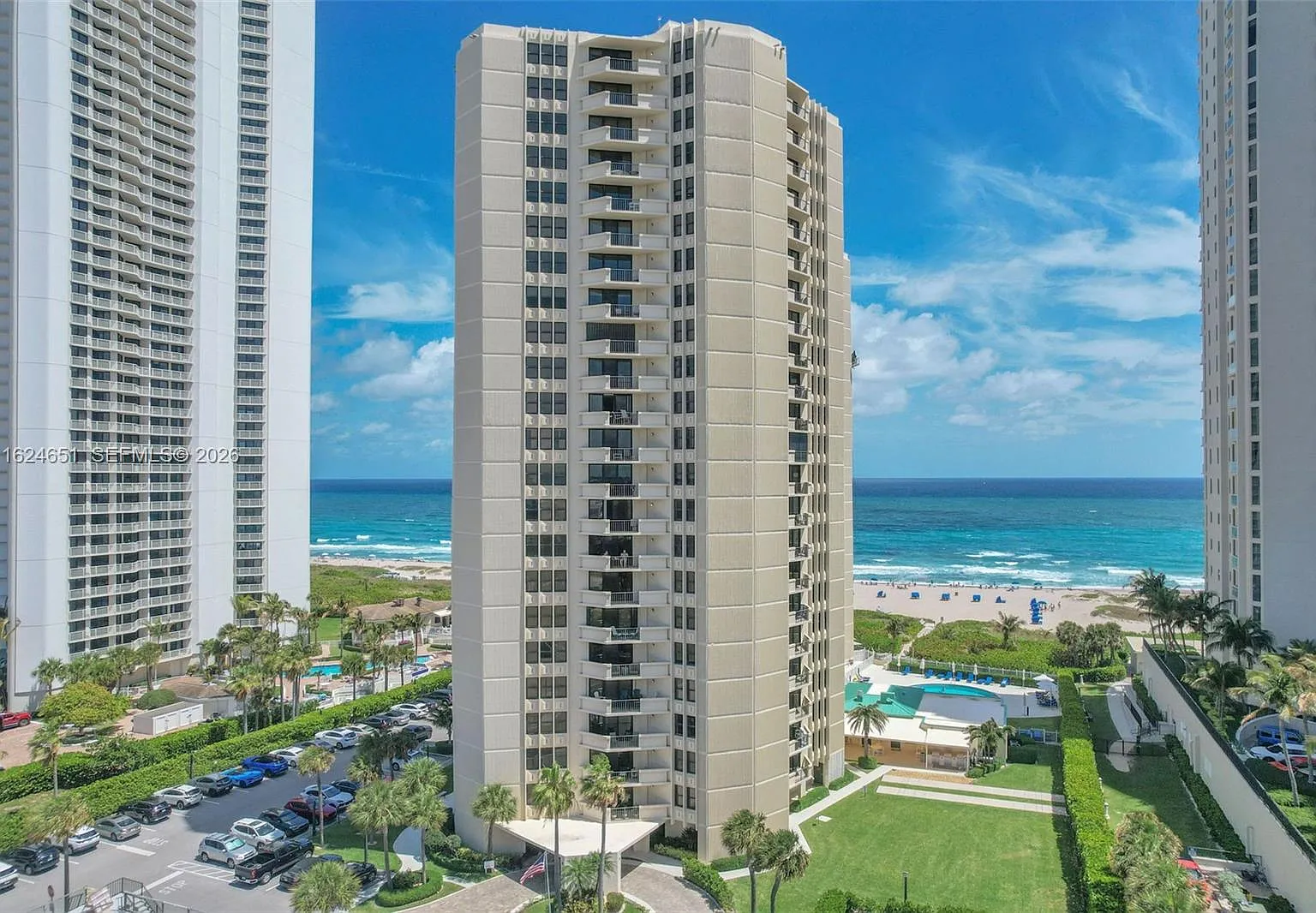 Phoenix Towers Condo — Photo 4
