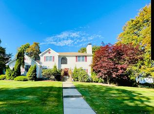 2 Sparrow Ln, Cranston, RI 02921