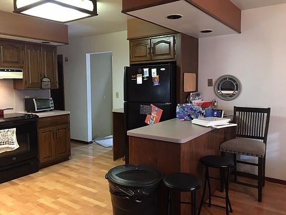 3rd image of 916 W Woodlawn Ct