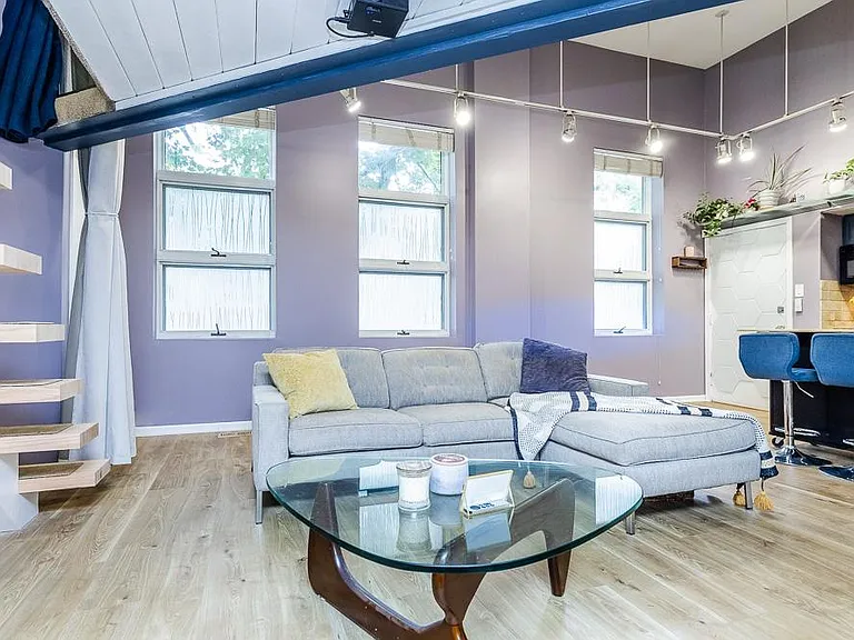 1037 W Dickens Ave — Photo 2
