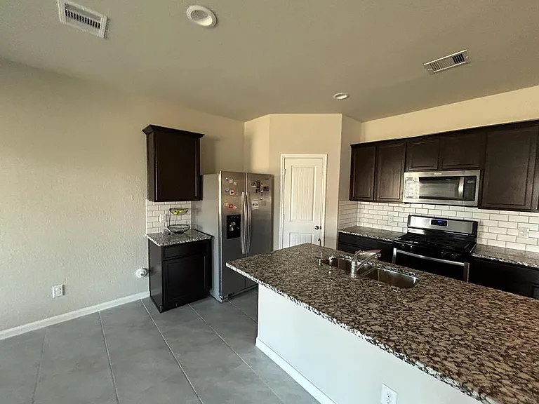 3207 Sumac Dr — Photo 4