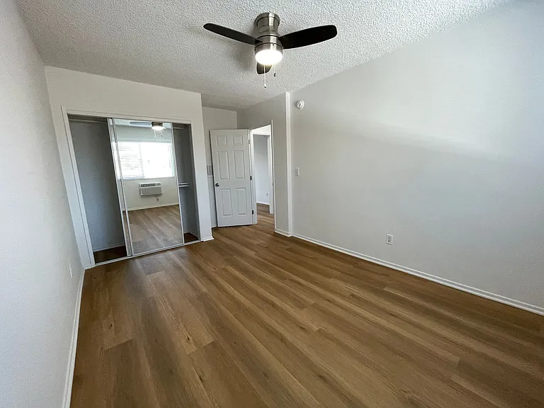 15925 Victory Blvd — Photo 21
