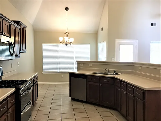 3 bed, 2.0 bath, 1800 sqft, $2,185 — Photo 3
