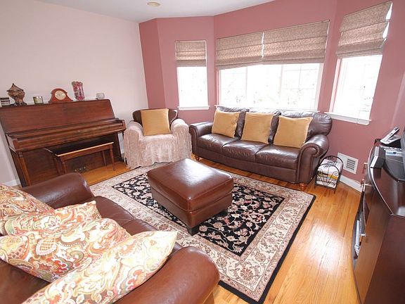 5th image of 121 Churchill Ave