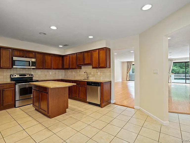 90 Foxwood Dr — Photo 9