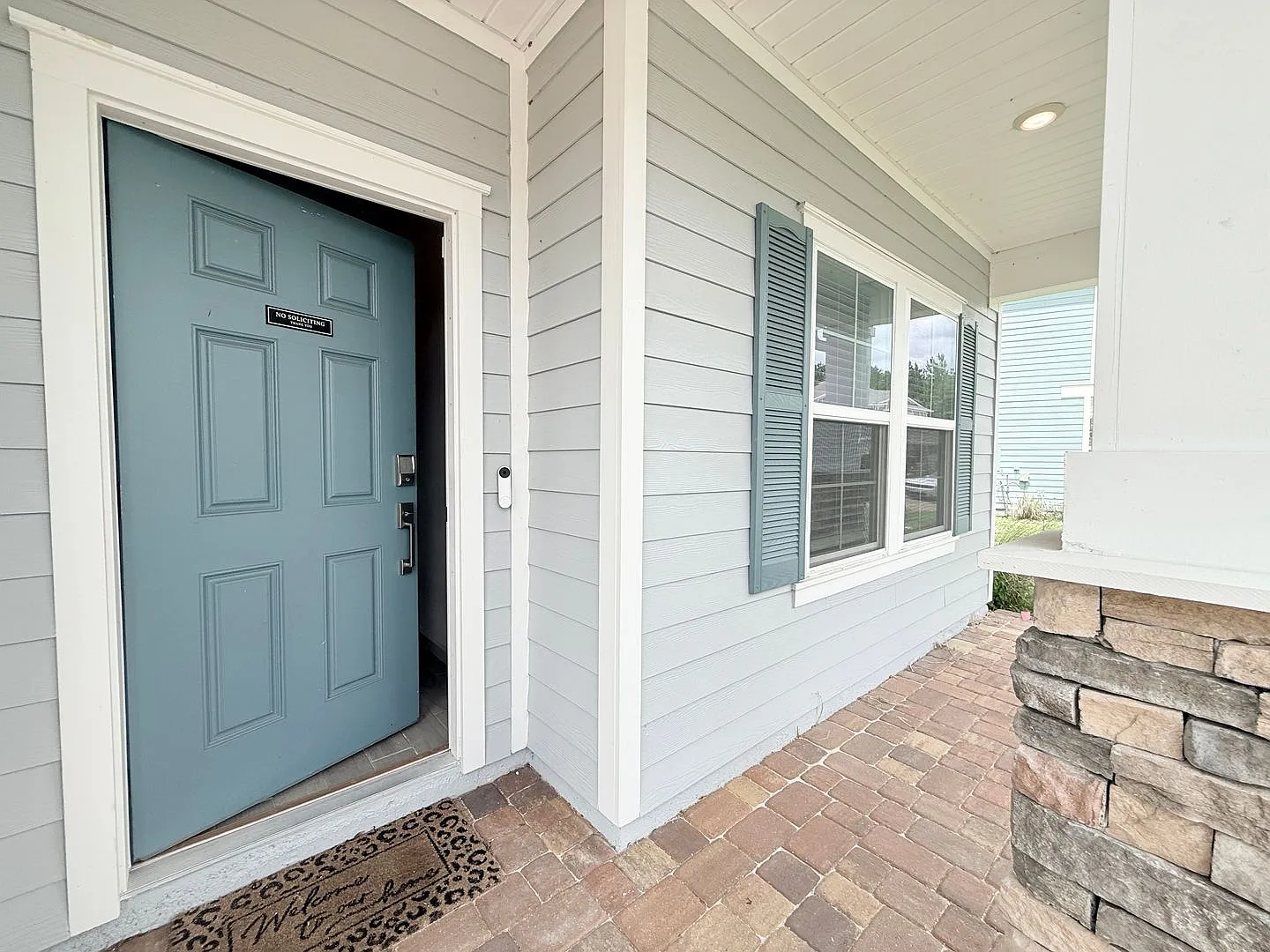 Spacious 4BR Home with Office, Loft & Lake Views — Photo 3