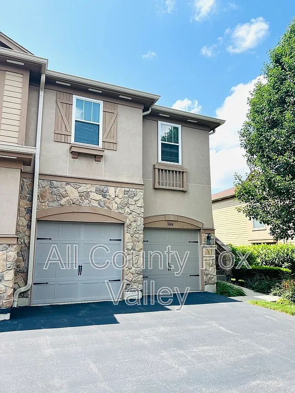 3 bed, 3.0 bath, 2480 sqft, $3,600 — Photo 2