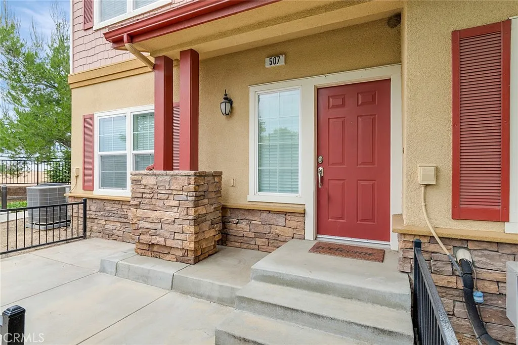 3 bed, 2.5 bath, 1693 sqft, $3,200 — Photo 1