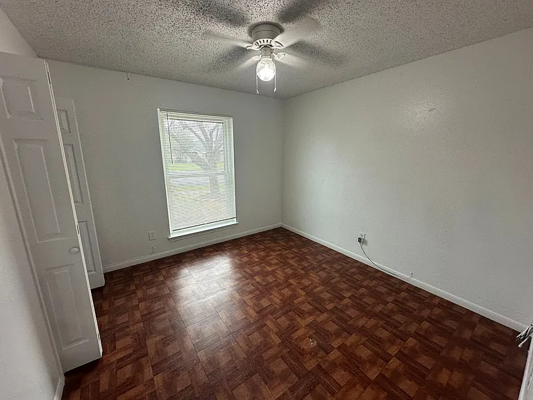 2504 Lake Rd — Photo 9