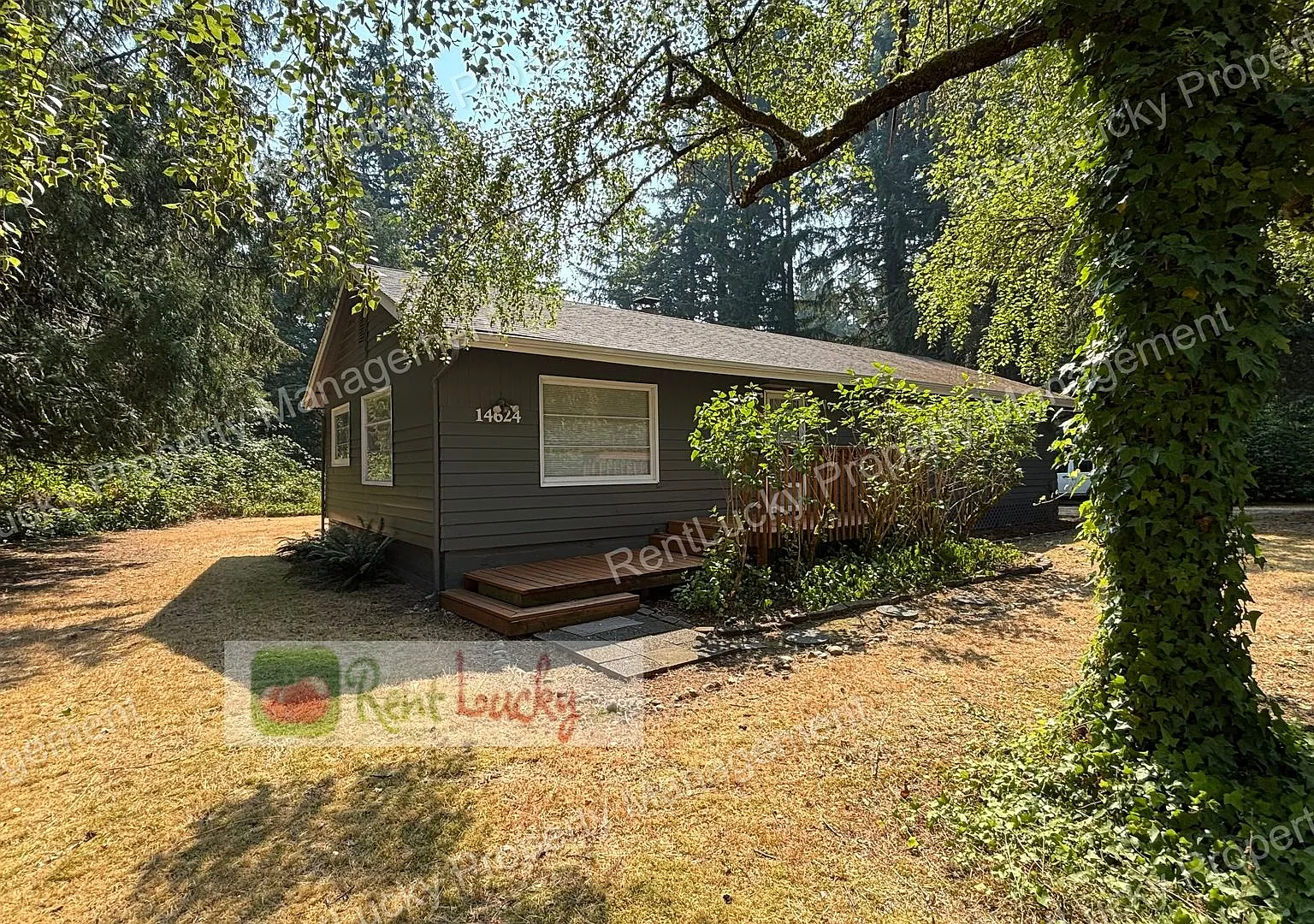 Nice 3-Bedroom House with Detached Garage on HUGE Lot in Renton!! — Photo 2